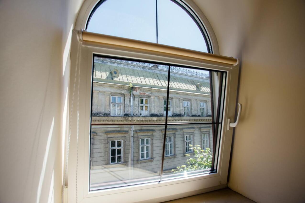 Guest House "Arkhistratyg" Lviv Ngoại thất bức ảnh
