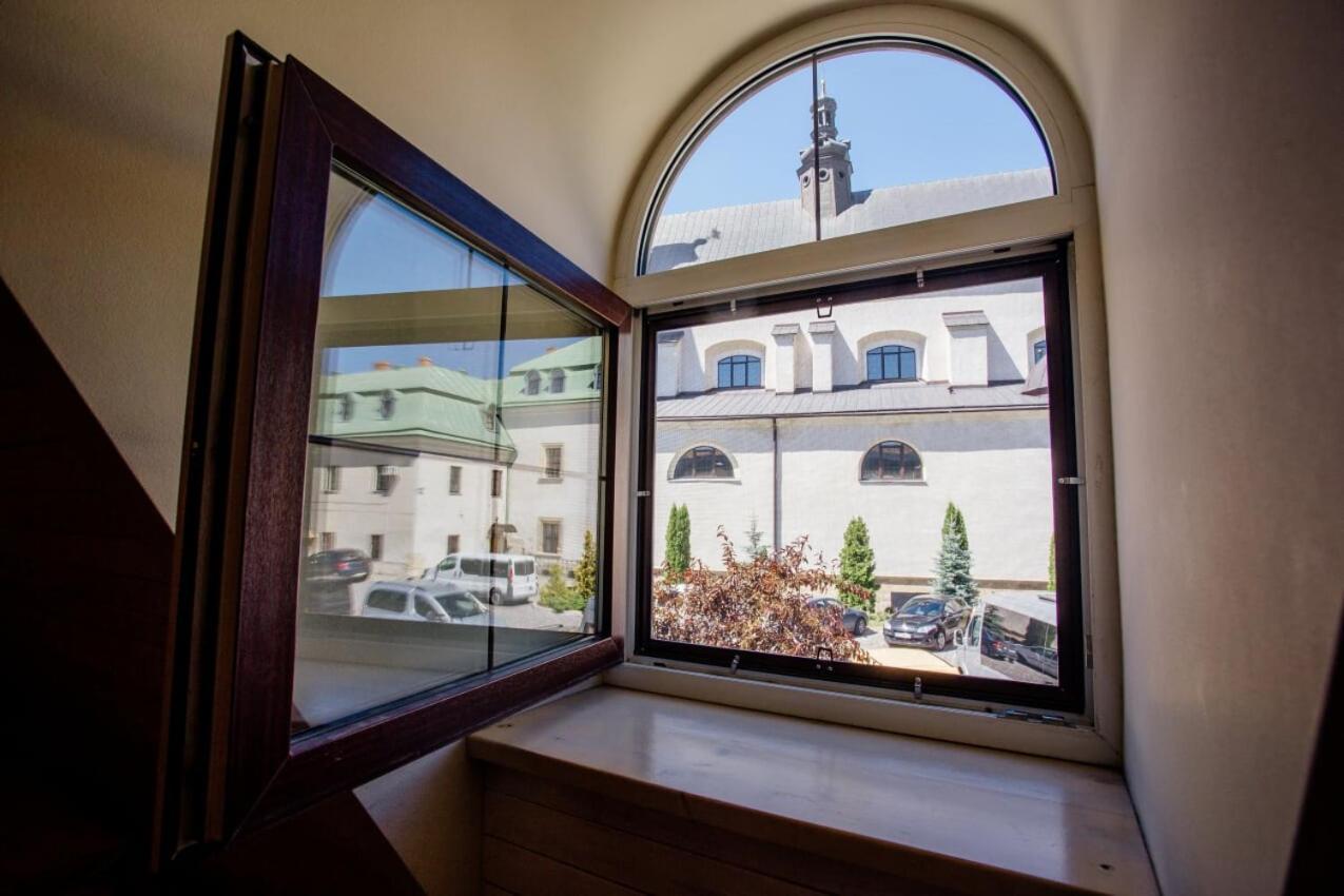 Guest House "Arkhistratyg" Lviv Ngoại thất bức ảnh